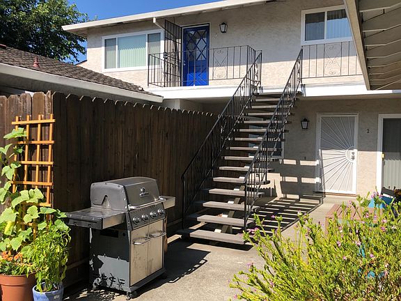 Community Natural Gas Grill Area