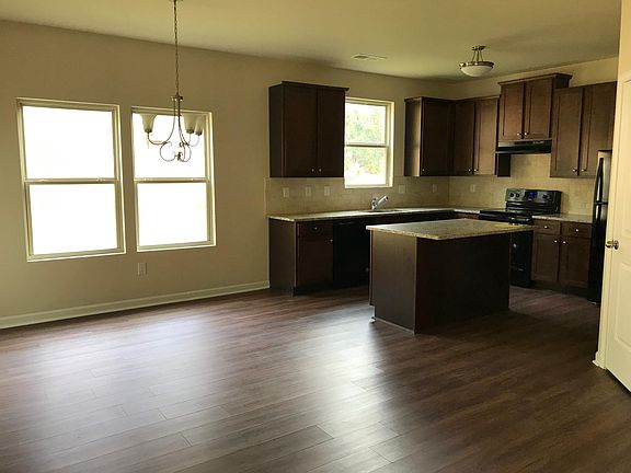 3rd image of 557 Tulip Ln
