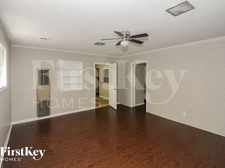 842 Eastern Dr — Photo 3
