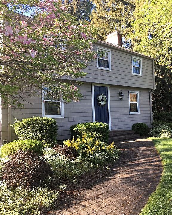 1st image of 33 Carriage Dr