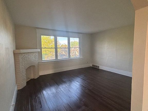 4th image of 154 Midland Ave
