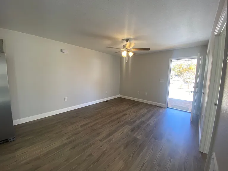 208-214 Laurel St — Photo 5