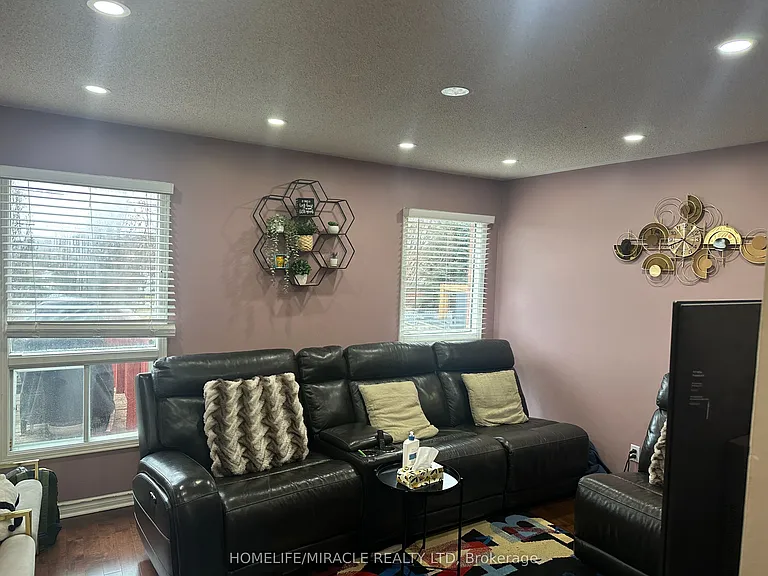 7200 Harding Cres — Photo 10