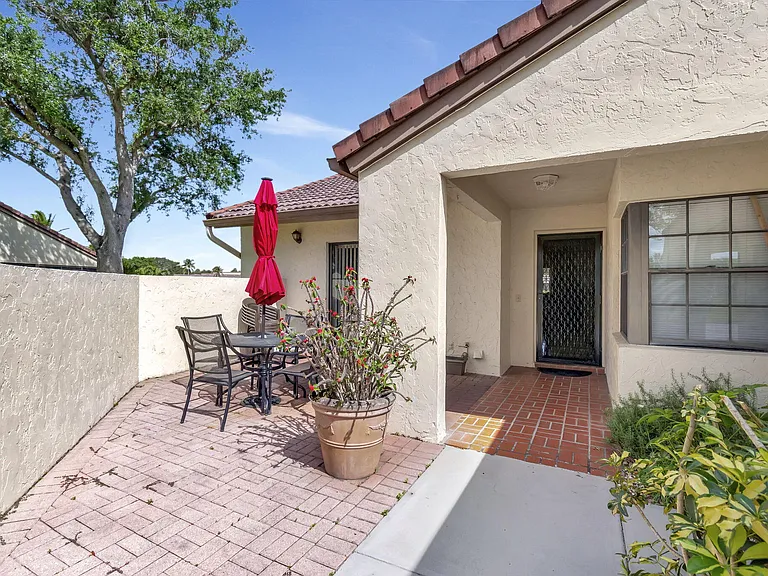 5531 Parkwalk Cir E — Photo 2