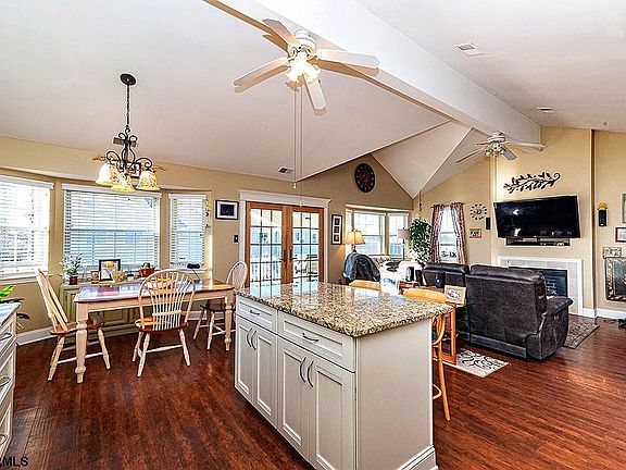 5th image of 621 Pleasure Ave #2
