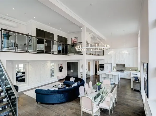 397 King St W #215, Hamilton, ON L9H 1W9