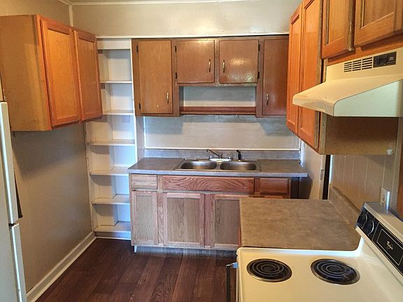 2nd image of 610 Moss Ln