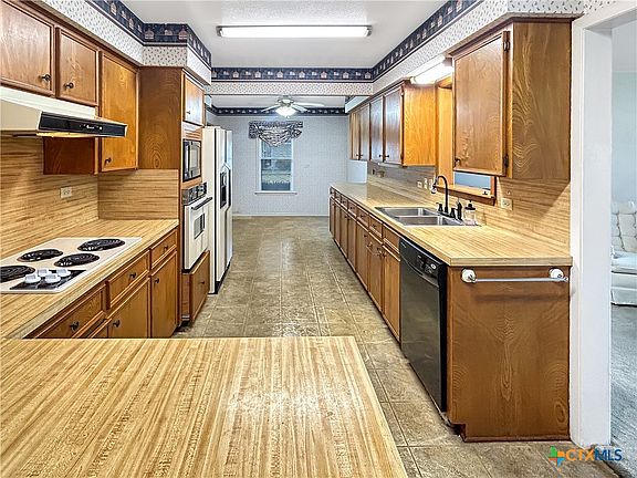 3rd image of 802 E 14th St
