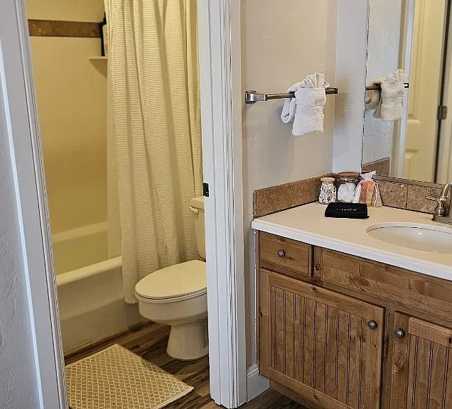 Queen Ensuite Full Bath