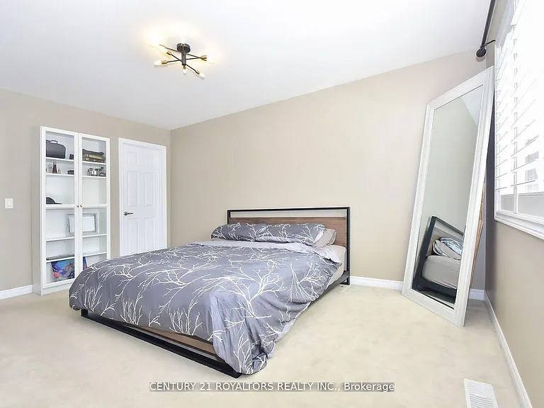 386 Thompson St — Photo 22