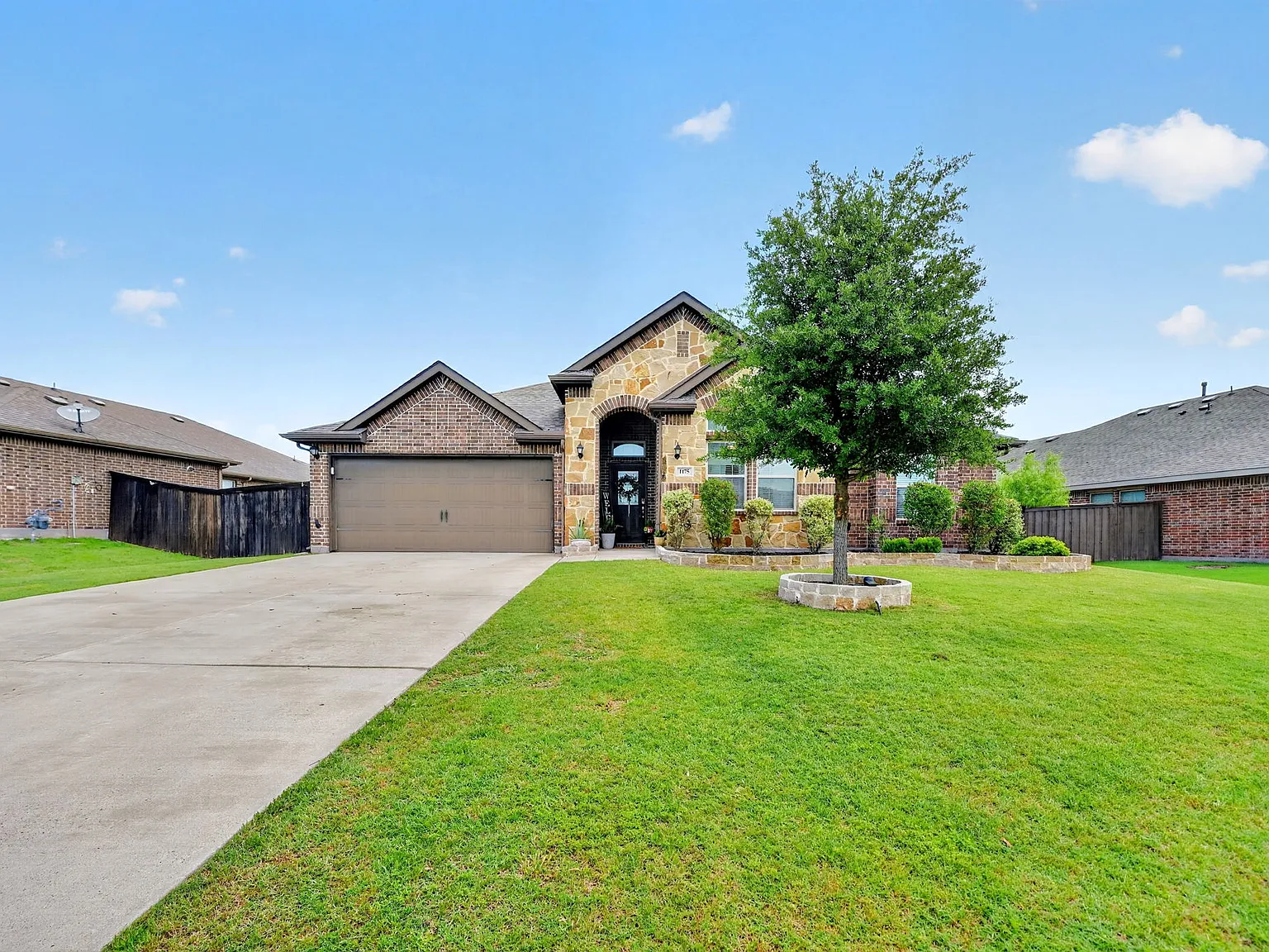 4 bed, 2299 sqft, $2,400 — Photo 2