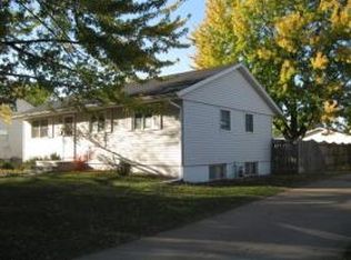 614 Middle Rd, Camanche, IA 52730