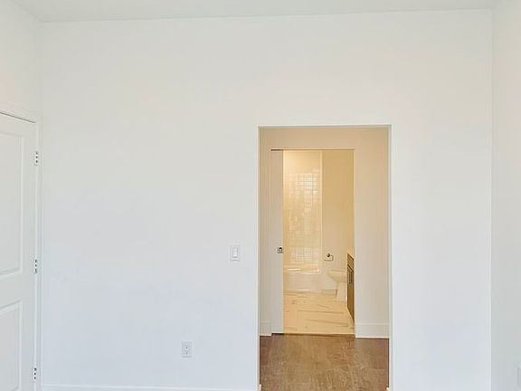 4th image of 4055 Oakwood Ave #410