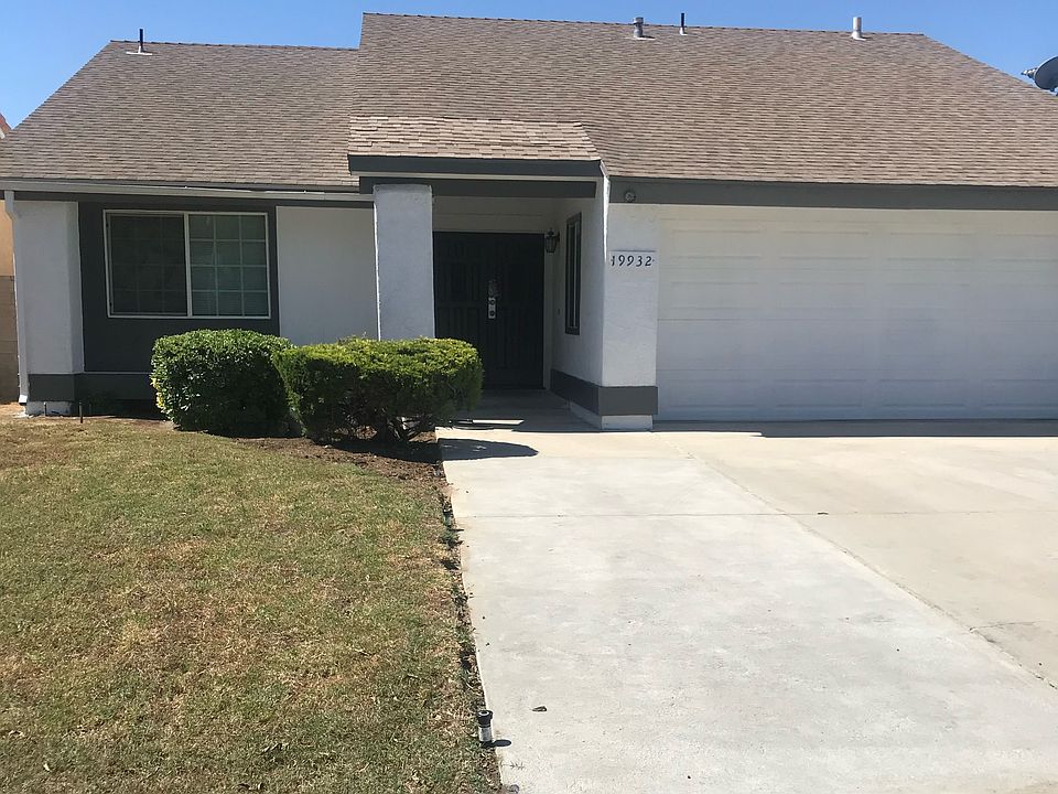 Front view of property