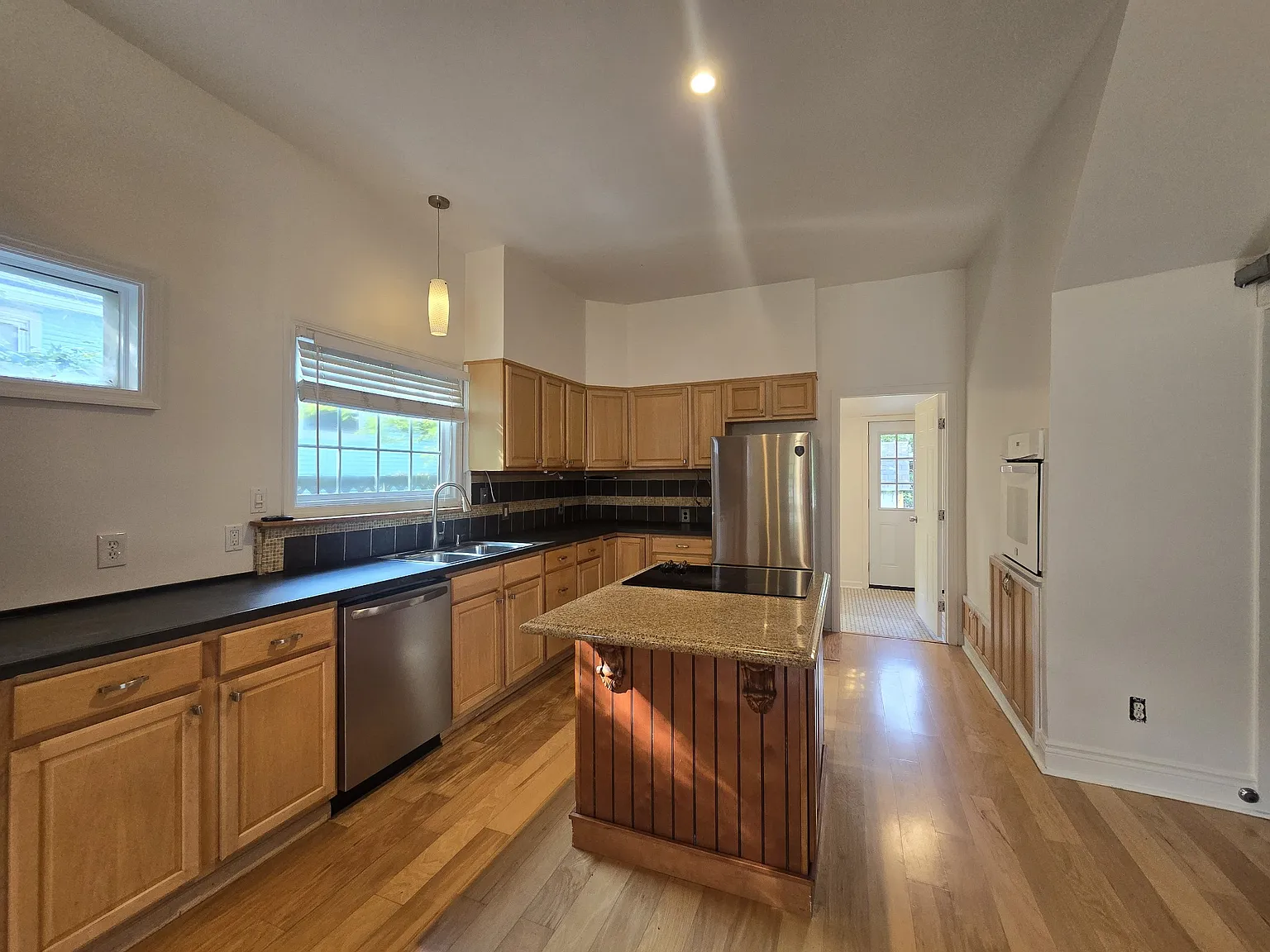 2 bed, 1.5 bath, 1203 sqft, $2,500 — Photo 3