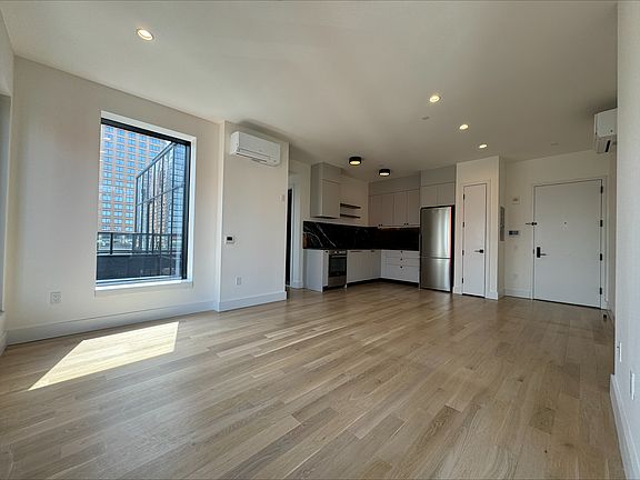 3rd image of 260 Gold St APT 1305