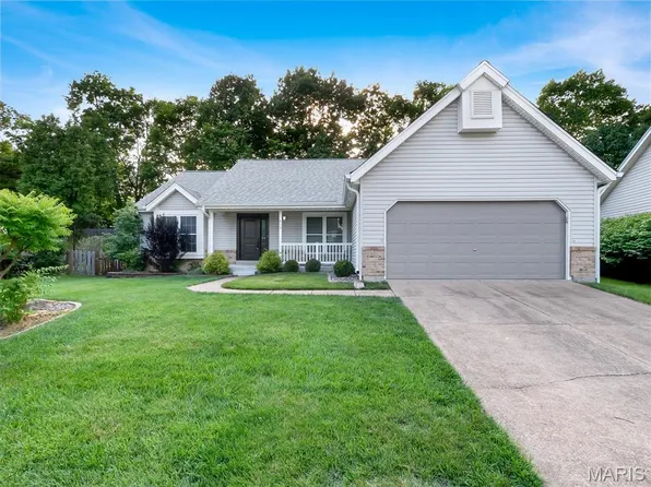 819 Oakmoor Dr, Fenton, MO 63026