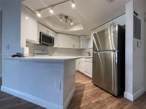 8323 Lake Dr APT 108, Doral, FL 33166