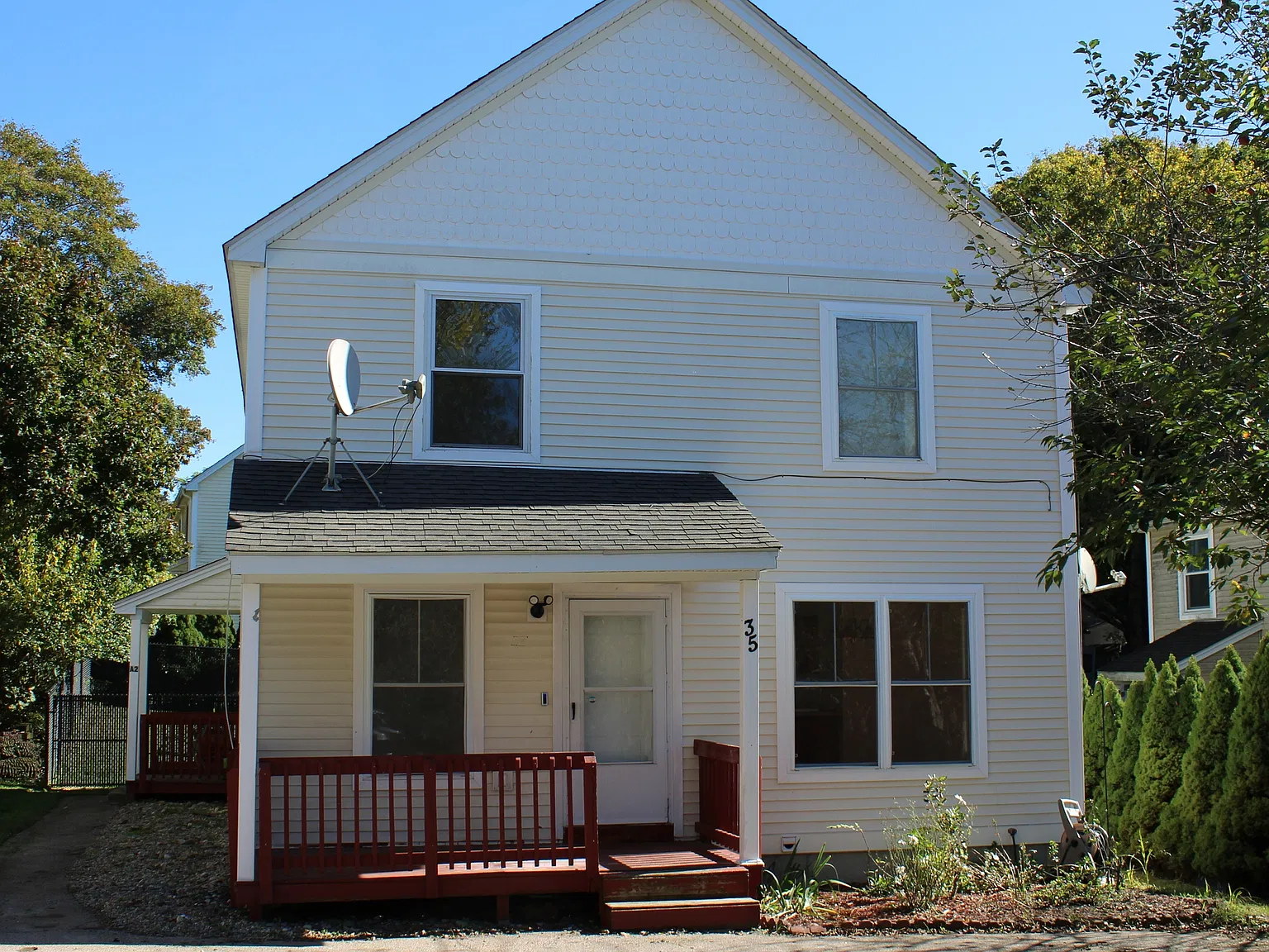 3 bed, 2.0 bath, 1450 sqft, $2,400 — Photo 2