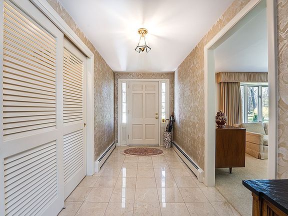 4th image of 130 Tamarack Dr