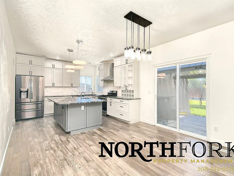 1322 E Grand Canyon St — Photo 3