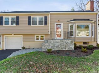 102 Corbin Rd, Hamden, CT 06517