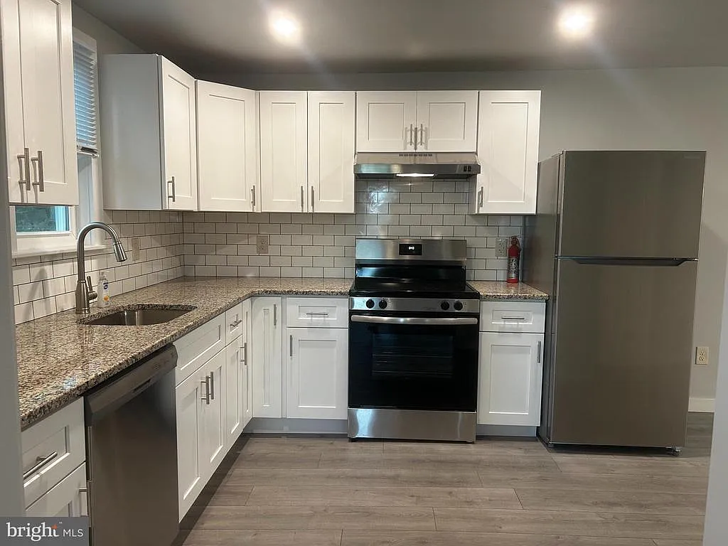 3 bed, 1.0 bath, 1141 sqft, $2,900 — Photo 4