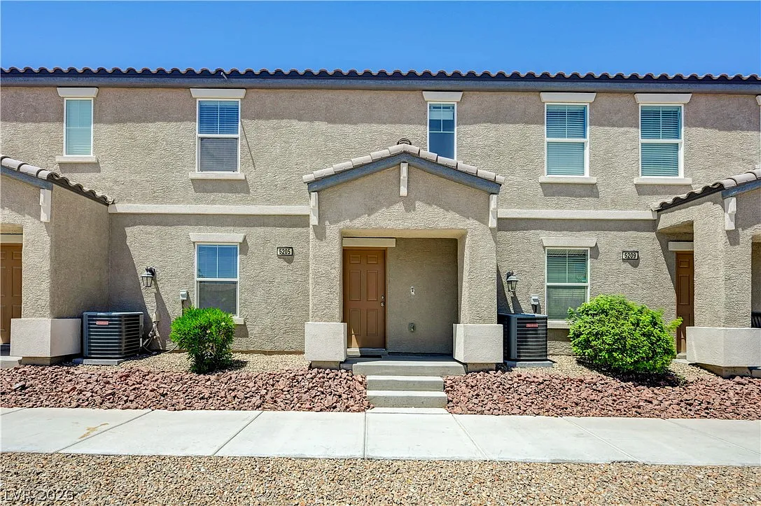 3 bed, 2.0 bath, 1241 sqft, $1,625 — Photo 1