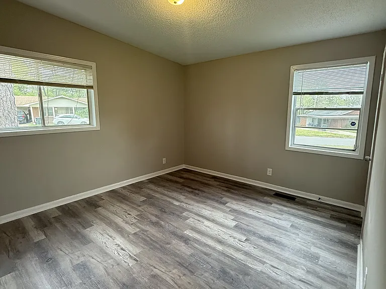 913 Daniel Cir — Photo 7