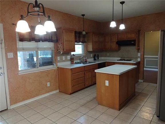 4th image of 1106 Hall Dr
