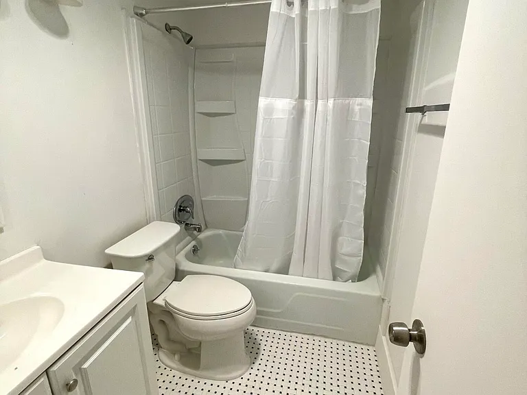 203 Easthampton I — Photo 4