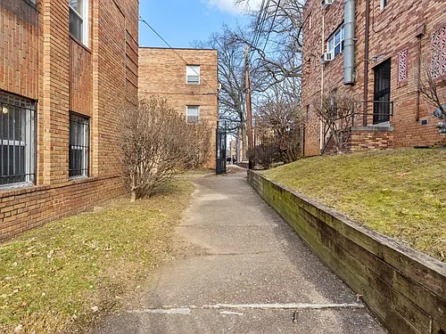 Meadow Green Courts Photo 1