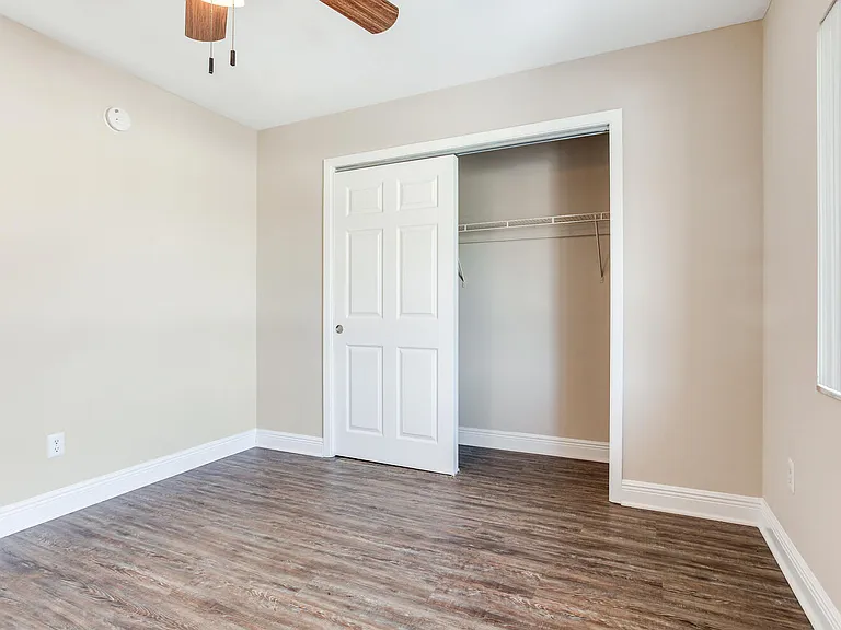 Chateau Apartments — Photo 11