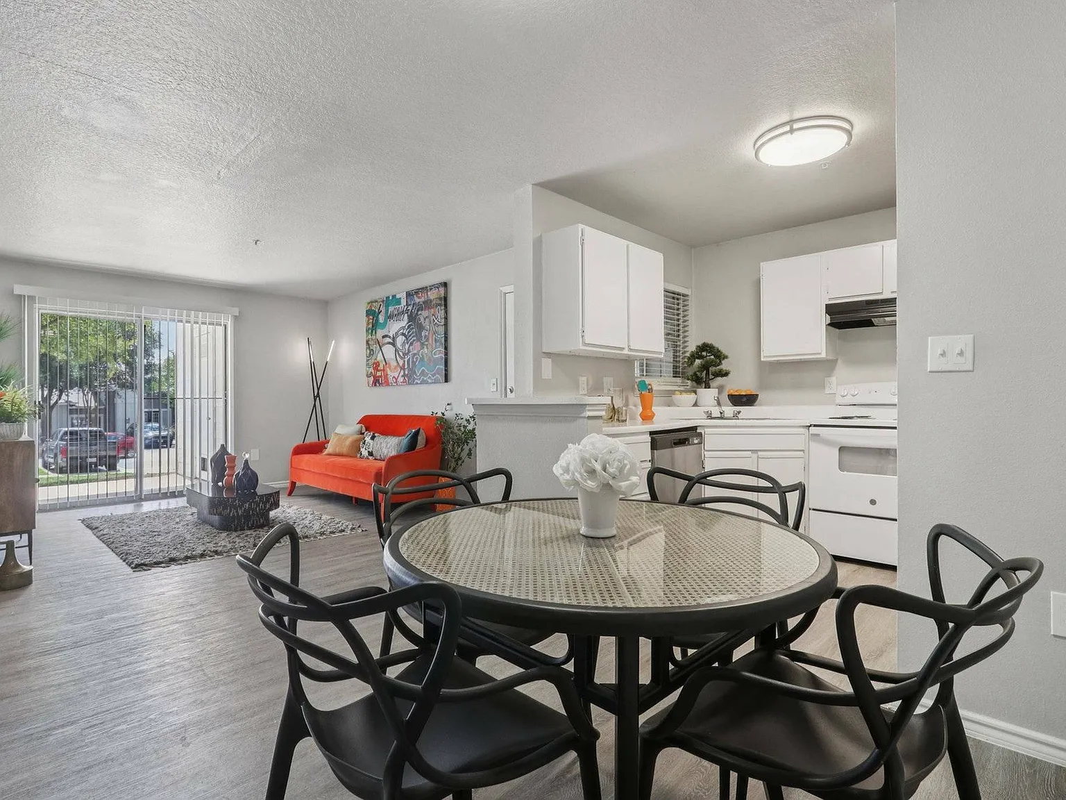 Avonmora Apartments — Photo 4