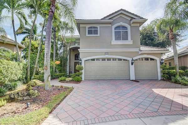 Home For Sale In Woodfield Country Club