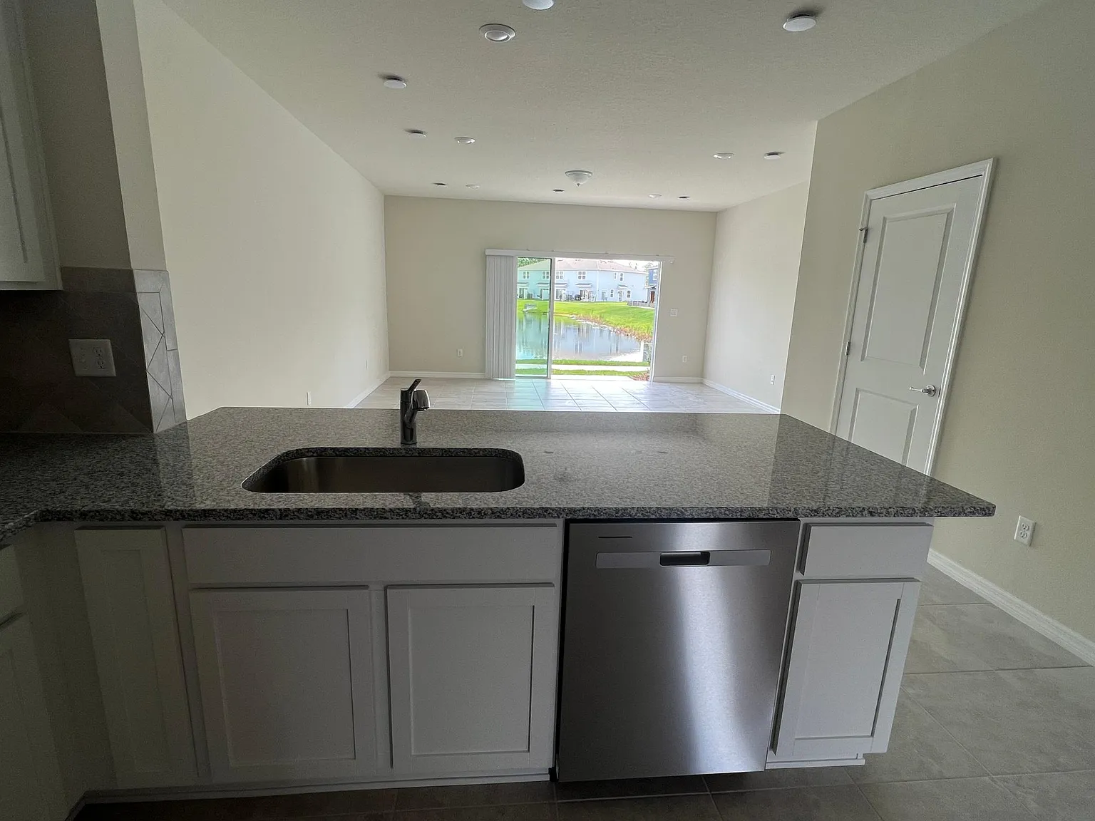 3 bed, 2.5 bath, 1699 sqft, $2,300 — Photo 4