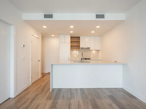 4433 Alaska St #2101, Burnaby, BC V5C 0N3