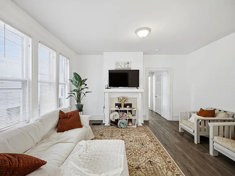 2209 Summit St — Photo 9