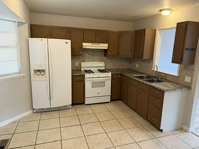 3 bed, 1.0 bath, 1184 sqft, $1,200 — Photo 2