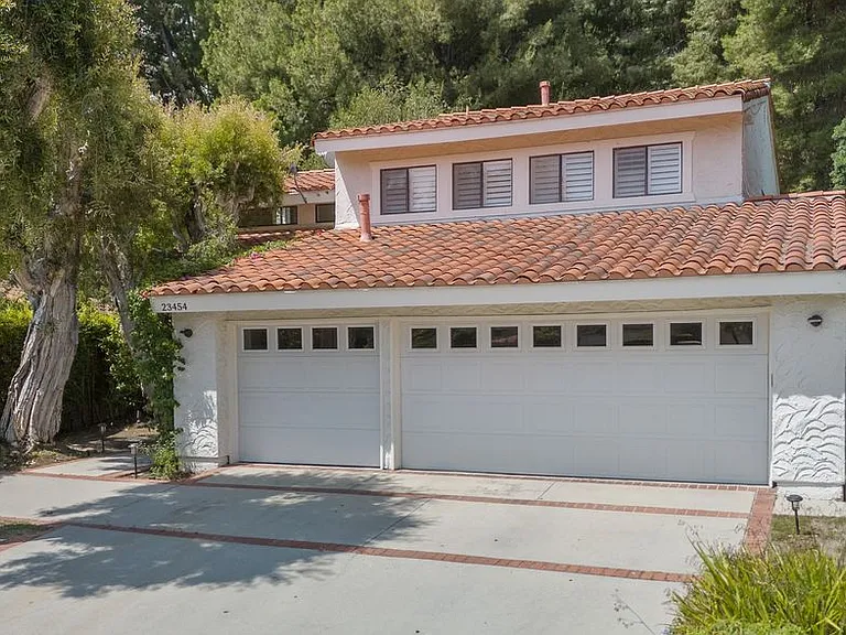 23454 Park Hermosa — Photo 1