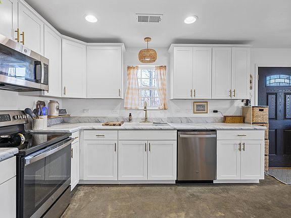 4th image of 3734 Hendon Rd