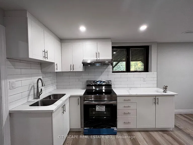 2361 Victoria St N — Photo 17