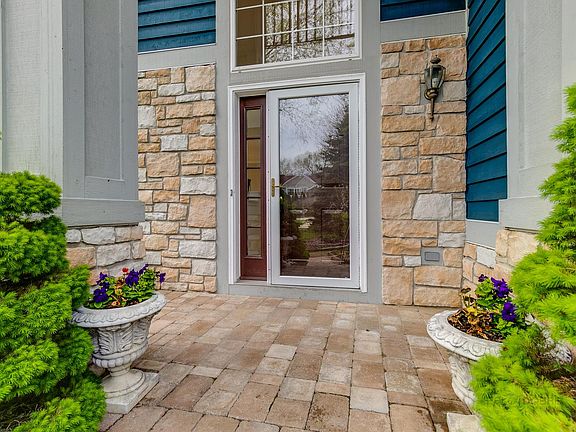 3rd image of 6 River Oaks Cir W