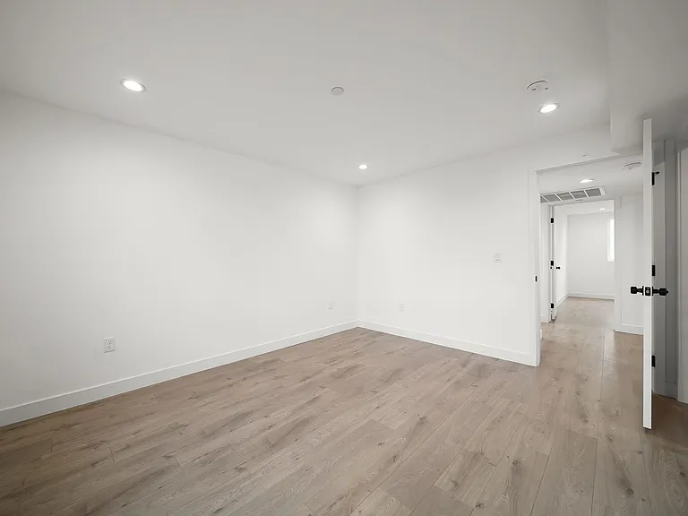 171 S Hoover St — Photo 55