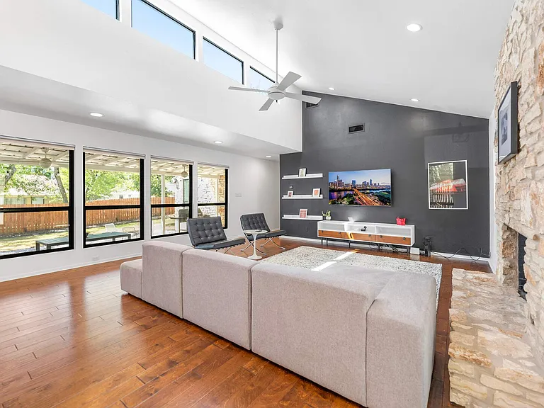 Oak Knoll Dr — Photo 1