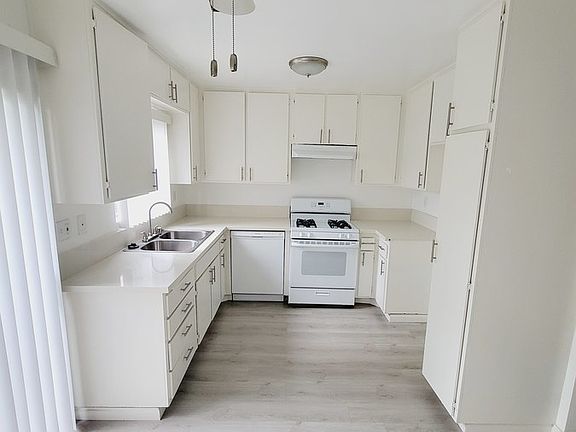 5th image of 14605 Burbank Blvd #104