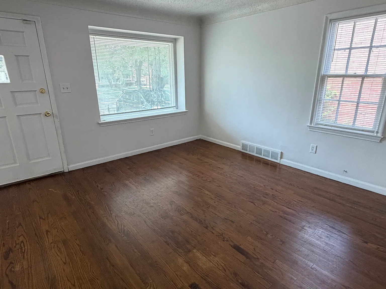 3 bed, 1100 sqft, $1,150 — Photo 2