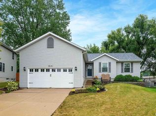 6619 Brookview Ln, Davenport, IA 52806