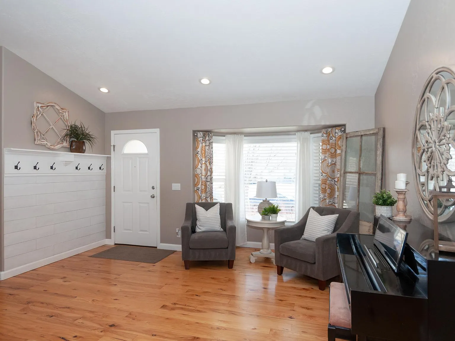 6 bed, 3.5 bath, 3450 sqft, $3,975 — Photo 2