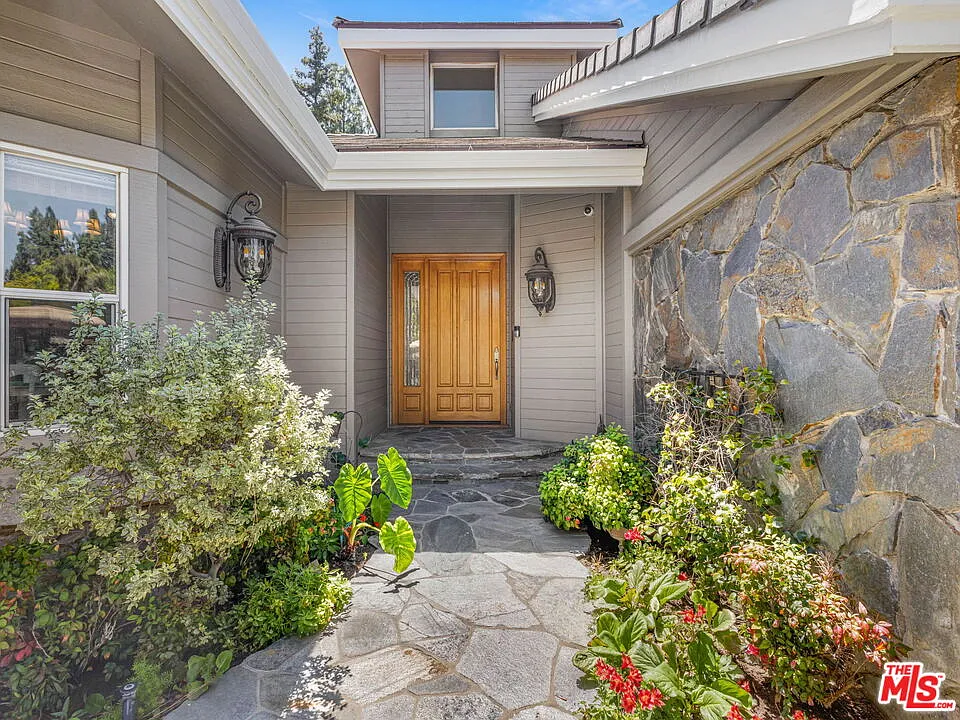 4 bed, 3.5 bath, 4204 sqft, $9,000 — Photo 2
